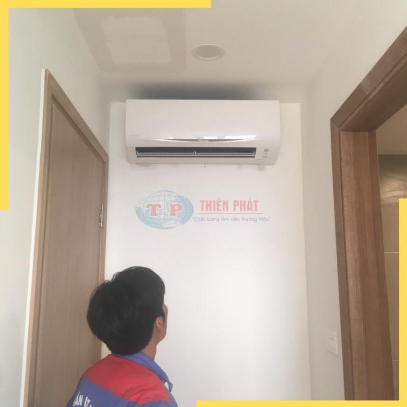 Nhan vien Thien Phat kiem tra sau khi lap dat 800x800 - Lắp đặt máy lạnh Mutil cho căn hộ chung cư