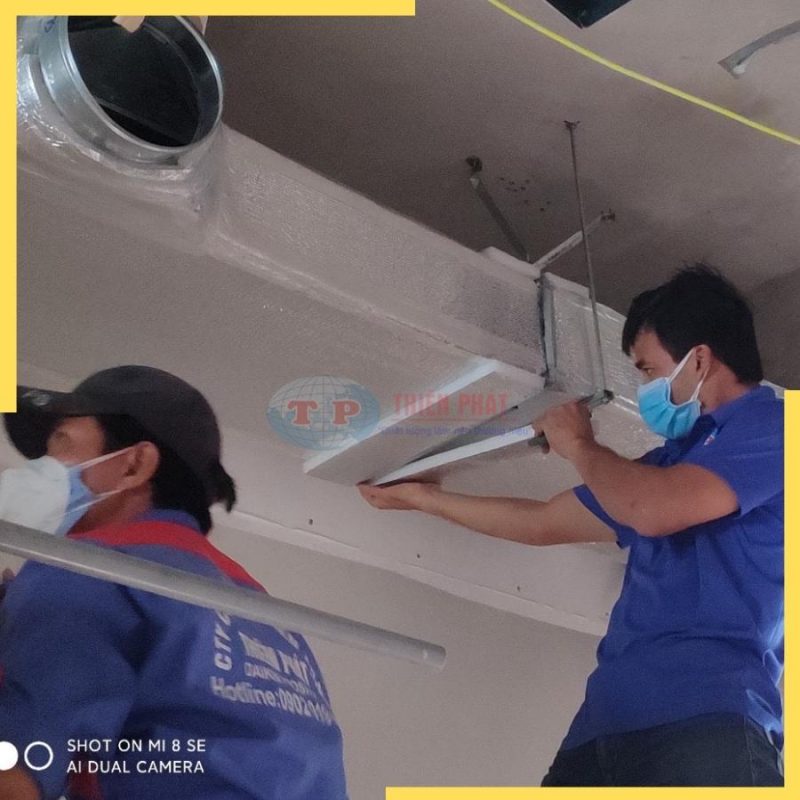 Nhan vien dang co dinh duong ong 800x800 - Lắp đặt máy lạnh VRV giấu trần nối ống gió tại biệt thự Quận 8